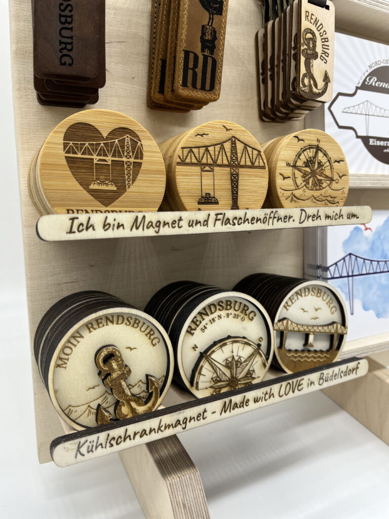 Magnete mit Rendsburg Motiven. Oben mit Flaschöffner, unten in 2 Schichten gelasert. Ein ganz besonderes Geschenk.