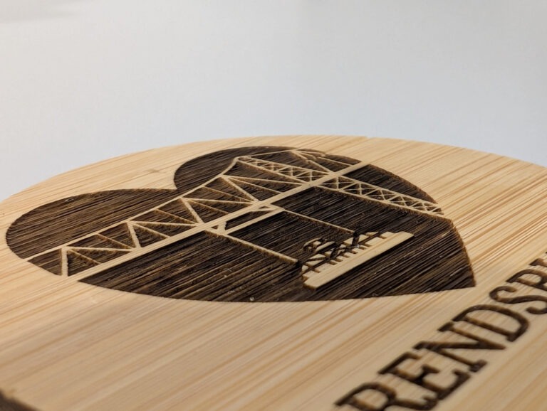 Die Brücke wird spürbar durch eine tiefe Lasergravur